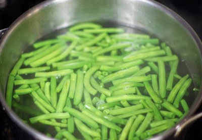 Салат на скорую руку из яиц и стручковой фасоли Салат на скорую руку из яиц и стручковой фасоли