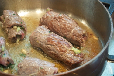 Закусочные рулетики с говядиной и орехами Закусочные рулетики с говядиной и орехами