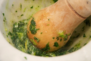 Закусочные рулетики с говядиной и орехами Закусочные рулетики с говядиной и орехами
