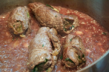 Закусочные рулетики с говядиной и орехами Закусочные рулетики с говядиной и орехами