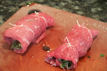 Закусочные рулетики с говядиной и орехами Закусочные рулетики с говядиной и орехами
