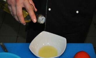 Салат «Цезарь» с цыпленком и грибами Салат «Цезарь» с цыпленком и грибами