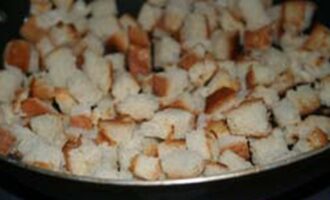 Салат «Цезарь» с цыпленком и грибами Салат «Цезарь» с цыпленком и грибами