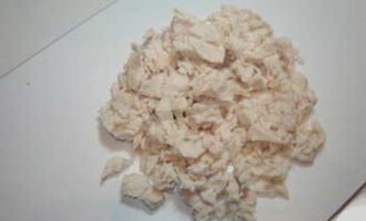 Салат «Цезарь» с цыпленком и грибами Салат «Цезарь» с цыпленком и грибами