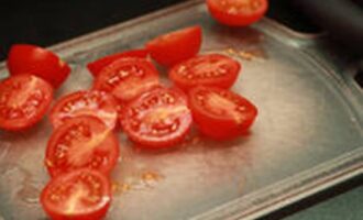 Салат «Цезарь» с цыпленком и грибами Салат «Цезарь» с цыпленком и грибами