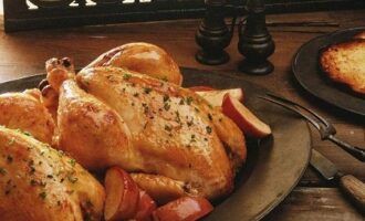 Курица в духовке с яблоками Курица в духовке с яблоками