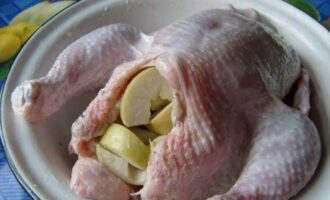 Курица в духовке с яблоками Курица в духовке с яблоками