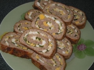 Мясной рулет с яичной начинкой Мясной рулет с яичной начинкой