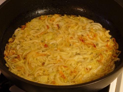 Пицца луковая с анчоусами и оливками Пицца луковая с анчоусами и оливками