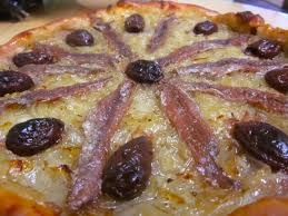 Пицца луковая с анчоусами и оливками Пицца луковая с анчоусами и оливками