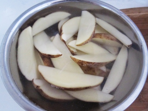 Картофельные дольки с чесноком Картофельные дольки с чесноком