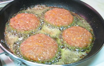 Биточки с сыром и грибным соусом Биточки с сыром и грибным соусом
