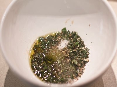 Курица, запеченная в духовке целиком с ароматными травами Курица, запеченная в духовке целиком с ароматными травами