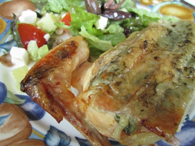 Курица, запеченная в духовке целиком с ароматными травами Курица, запеченная в духовке целиком с ароматными травами