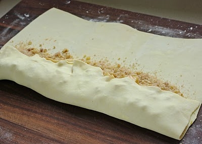 Быстрый яблочный штрудель с изюмом, миндалем и корицей Быстрый яблочный штрудель с изюмом, миндалем и корицей