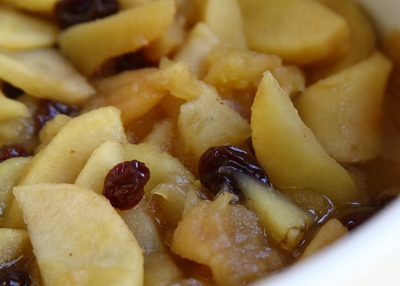 Быстрый яблочный штрудель с изюмом, миндалем и корицей Быстрый яблочный штрудель с изюмом, миндалем и корицей
