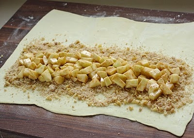 Быстрый яблочный штрудель с изюмом, миндалем и корицей Быстрый яблочный штрудель с изюмом, миндалем и корицей