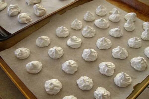 Миндальное безе «Сникерс» Миндальное безе «Сникерс»