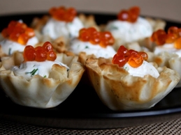 Закусочные корзинки с красной икрой Закусочные корзинки с красной икрой