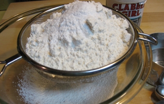 Постный пирог с орехами и изюмом Постный пирог с орехами и изюмом