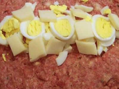 Мясной рулет с яйцом и сыром Мясной рулет с яйцом и сыром