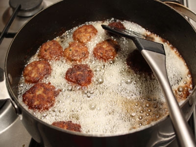 Котлеты под сырным соусом Котлеты под сырным соусом