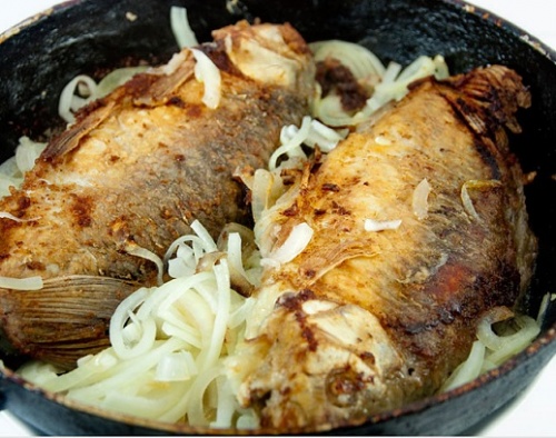 Караси жареные с луком Караси жареные с луком