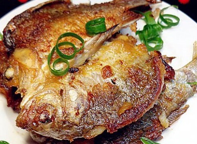 Караси жареные с луком Караси жареные с луком