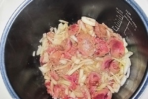 Куриная печень в сметане в мультиварке Куриная печень в сметане в мультиварке