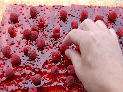 Быстрый рулет со сгущенкой Быстрый рулет со сгущенкой