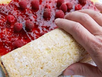 Быстрый рулет со сгущенкой Быстрый рулет со сгущенкой