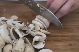 Салат из брокколи с курицей и грибами Салат из брокколи с курицей и грибами