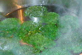 Салат из брокколи с курицей и грибами Салат из брокколи с курицей и грибами