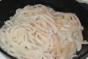 Жульен с кальмарами и грибами Жульен с кальмарами и грибами