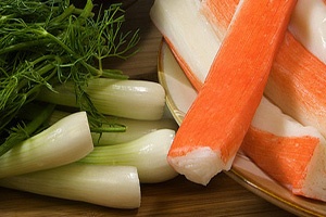 Салат с крабовыми палочками и рисом Салат с крабовыми палочками и рисом