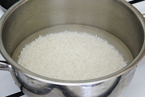 Салат с крабовыми палочками и рисом Салат с крабовыми палочками и рисом