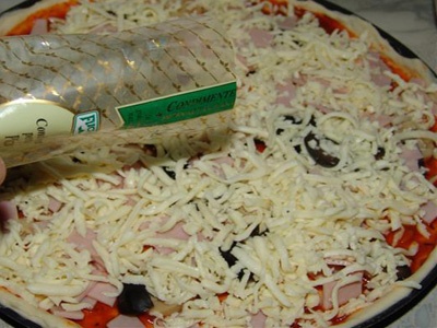 Пицца с колбасой и грибами Пицца с колбасой и грибами