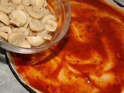 Пицца с колбасой и грибами Пицца с колбасой и грибами