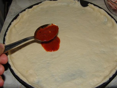Пицца с колбасой и грибами Пицца с колбасой и грибами
