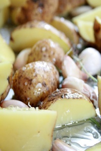 Жареная картошка с чесноком Жареная картошка с чесноком