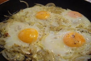 Яичница с луком Яичница с луком