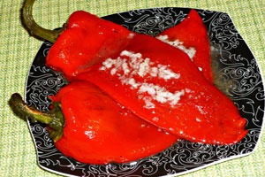 Жареный перец с чесноком Жареный перец с чесноком