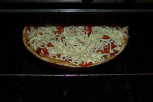 Пицца с помидорами и сыром Пицца с помидорами и сыром