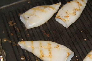 Теплый салат с кальмарами Теплый салат с кальмарами