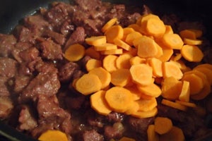 Говядина, тушеная с овощами Говядина, тушеная с овощами