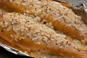 Форель, запеченная с луком Форель, запеченная с луком