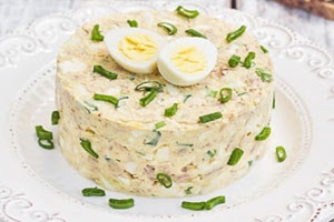 Салат из консервированной горбуши Салат из консервированной горбуши