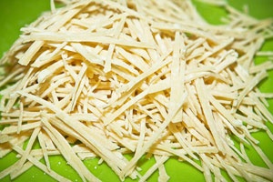 Куриный суп с яичной лапшой Куриный суп с яичной лапшой