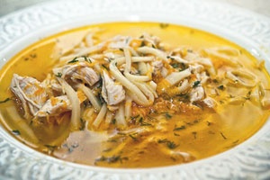 Куриный суп с яичной лапшой Куриный суп с яичной лапшой