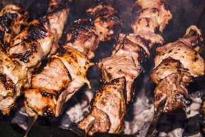 Шашлык с майонезом и минералкой Шашлык с майонезом и минералкой